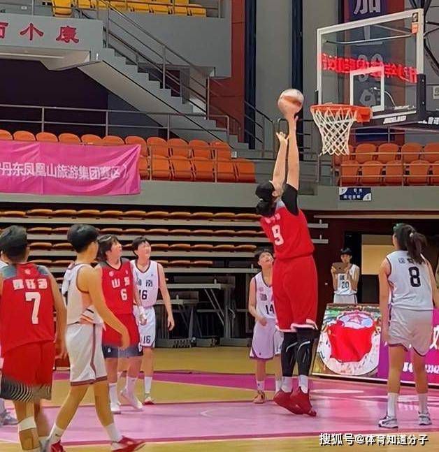 尔冬升导演还透露自己曾被骆驼吐过一脸口水，小演员们也常常和马儿交流，增进感情